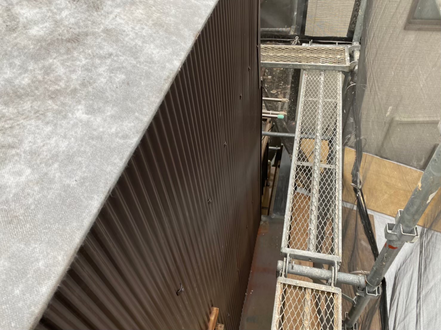 防水紙とケラバ板金